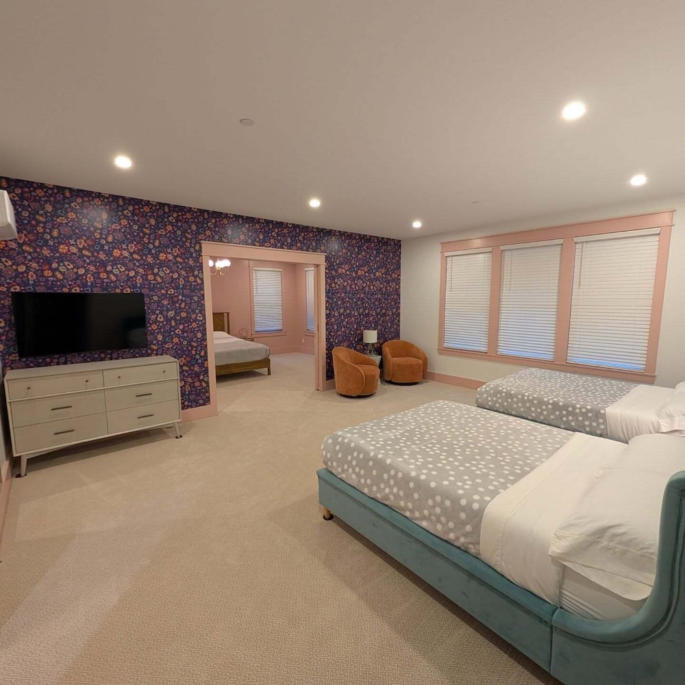Suite #4 photo 1