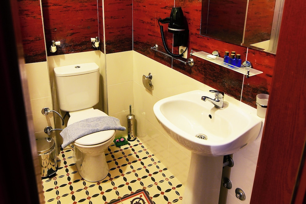 Economy Triple Room photo 2