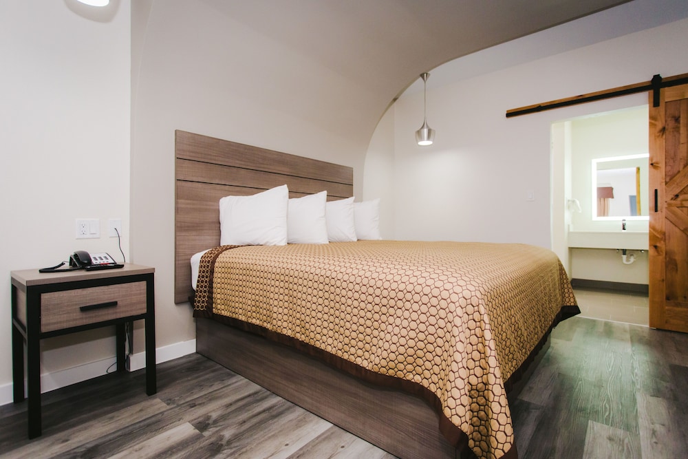 Standard Room, 1 King Bed, Non Smoking photo 3