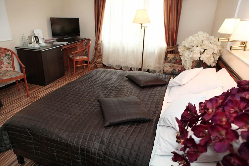 Deluxe Studio, 1 King Bed, Non Smoking photo 3