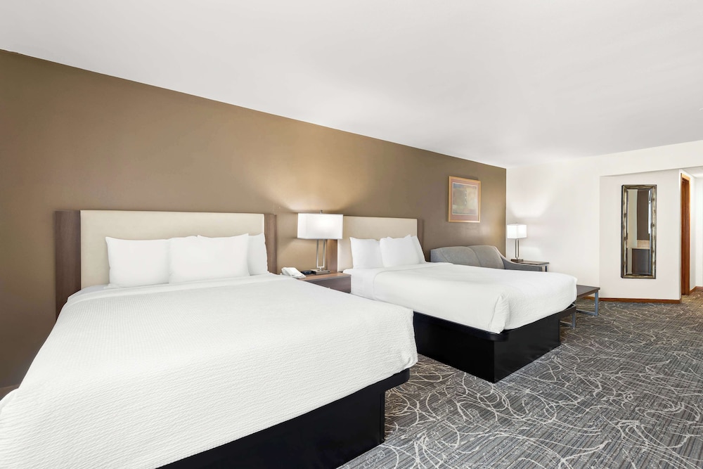 Standard Room, 2 Queen Beds, Non Smoking, Refrigerator & Microwave (Third bed is a Sofabed) - Photo 2