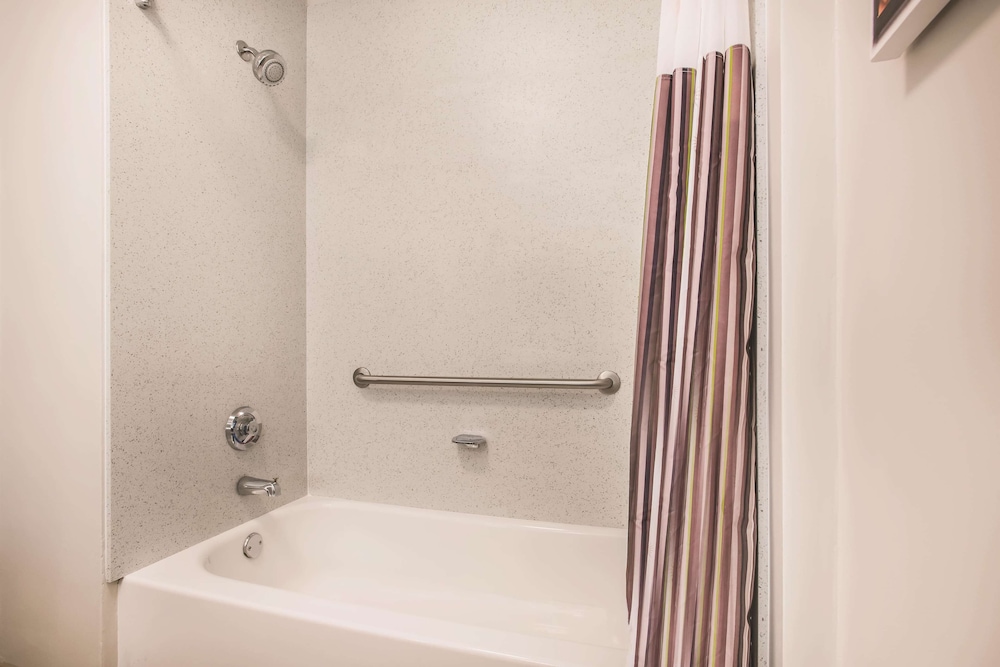 Deluxe Room, 1 King Bed, Non Smoking (Deluxe Executive Room) - Photo 3
