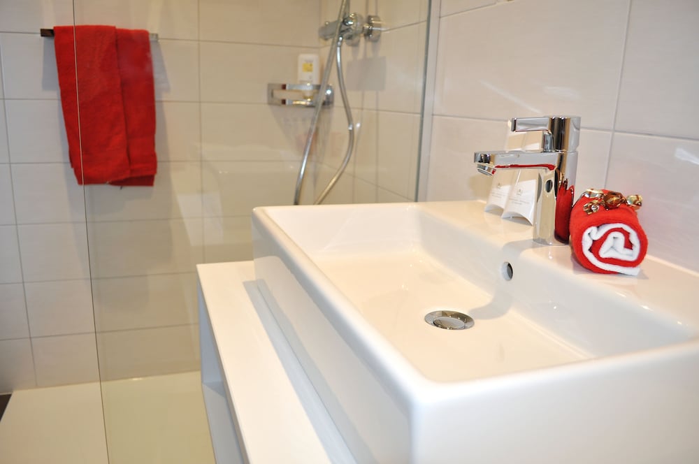 Deluxe Room, 1 Double Bed, Balcony, Lake View - Photo 12