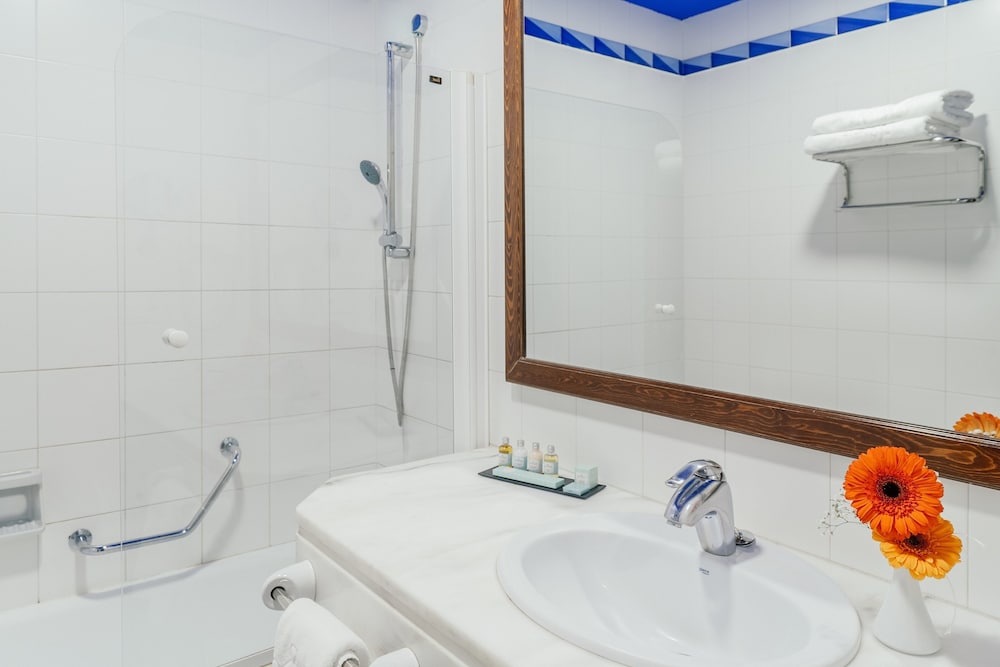Standard Twin Room - Photo 13