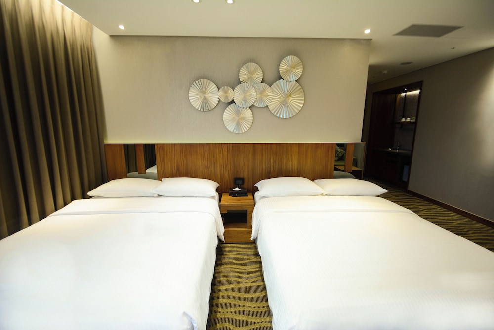 Deluxe Quadruple Room, 2 Double Beds, City View photo 3