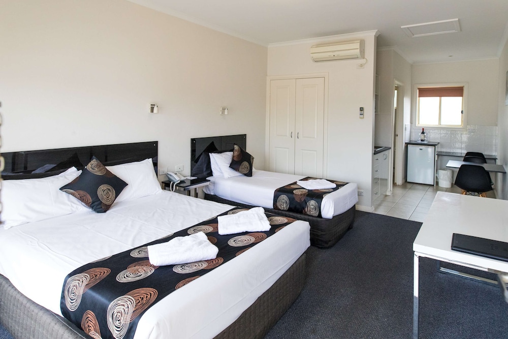 Deluxe Room, Multiple Beds, Non Smoking, Kitchenette (Walk-in Shower) - Photo 4