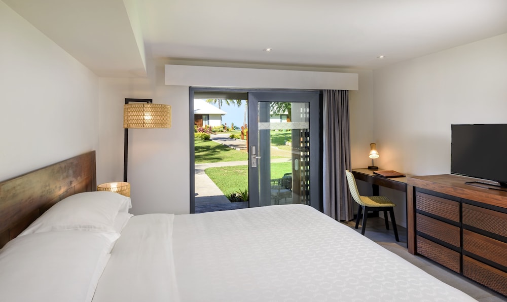 Room, 1 King Bed (Island View) photo 8