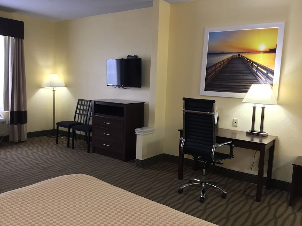 Deluxe Studio Suite, 1 King Bed, Non Smoking - Photo 3