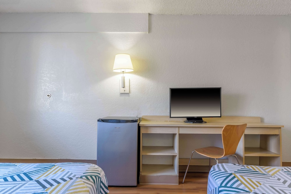 Deluxe Room, 2 Queen Beds, Refrigerator & Microwave photo 3
