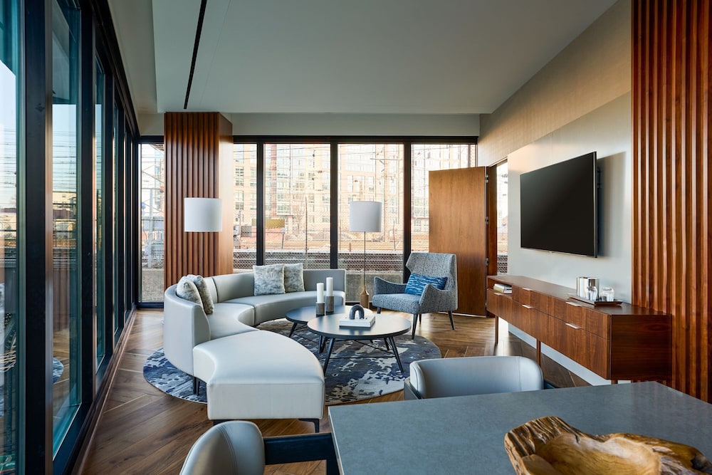Club Suite, 1 King Bed, City View