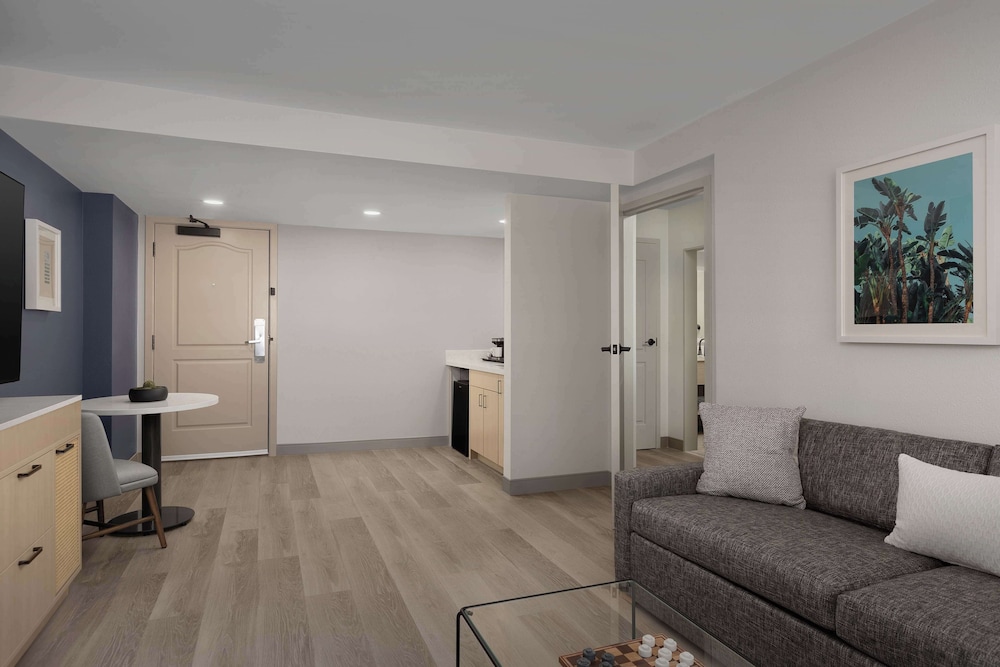 Suite, 1 King Bed - Photo 4
