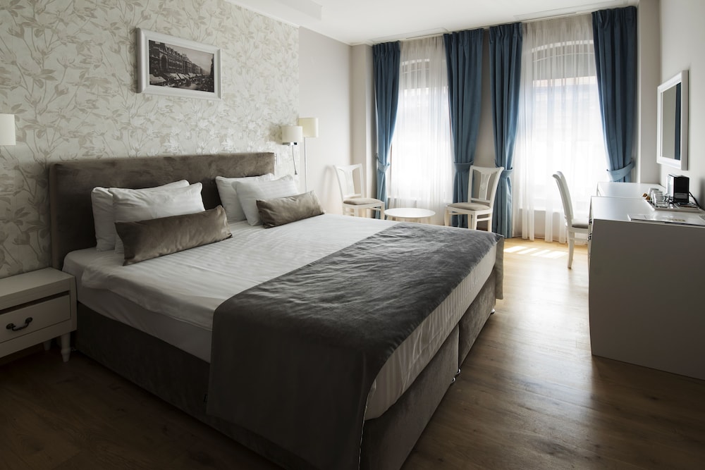 Superior Room, 1 King Bed photo 3