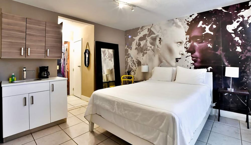 Chic Artsy Studio with One Queen Bed photo 1