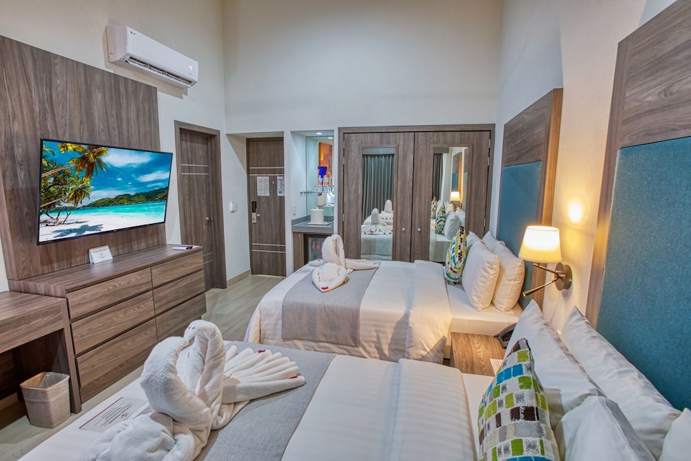 Quadruple Room, Private Bathroom, City View (Habitación de Lujo ) photo 3