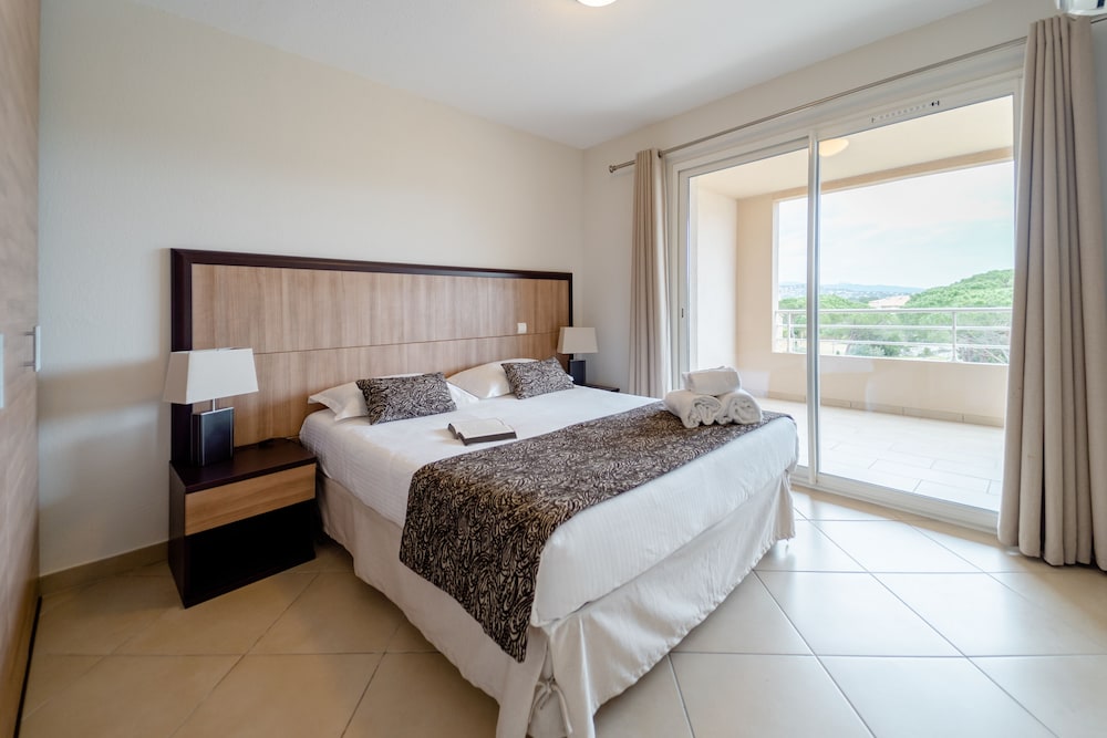 Comfort Apartment, 2 Bedrooms, Terrace, Pool View photo 3