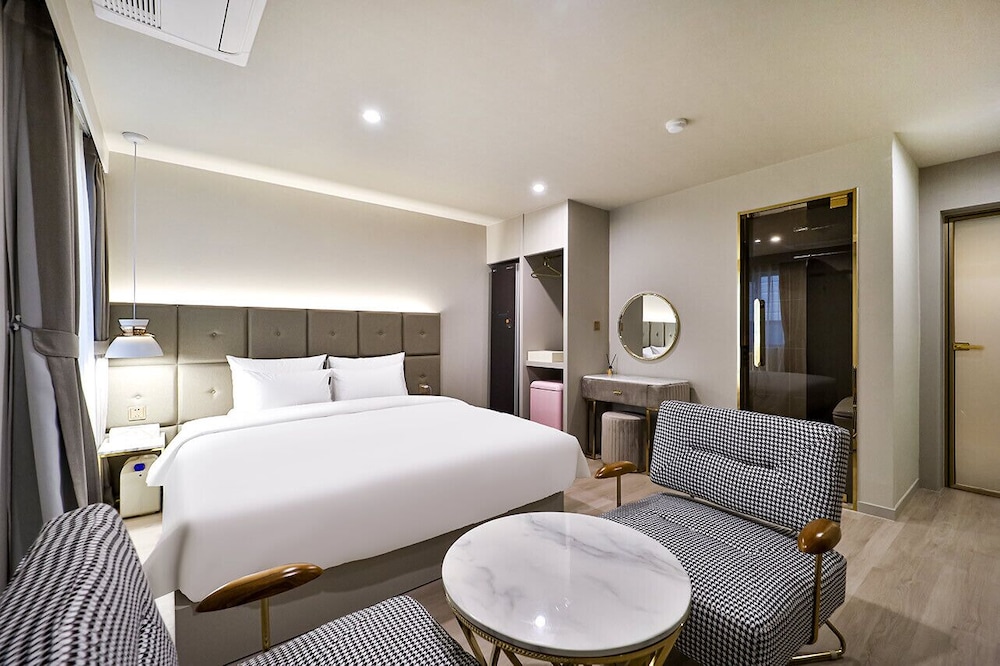 Business Double Room, Non Smoking, City View - Photo 3