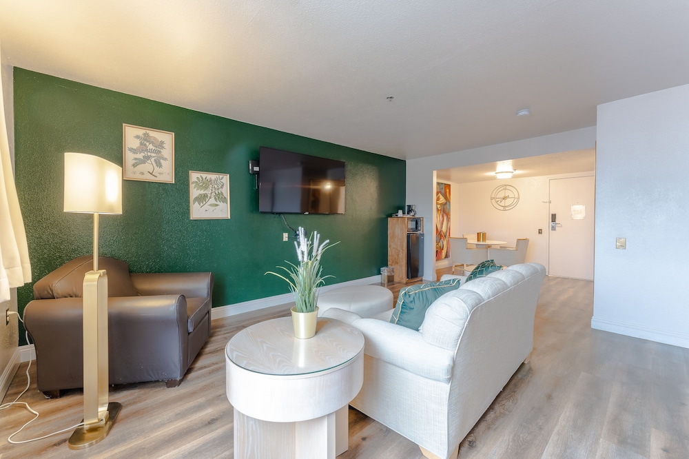 Deluxe Suite (Non Smoking) - Photo 1
