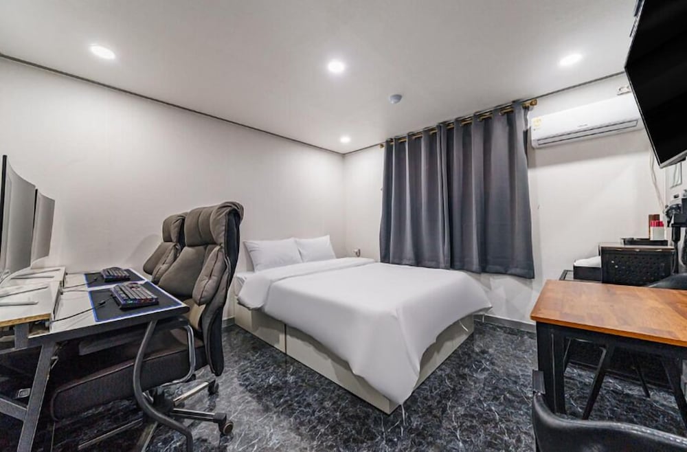 Couple PC room