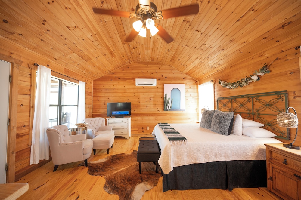 Luxury Cabin, 1 King Bed, Hot Tub, Hill View