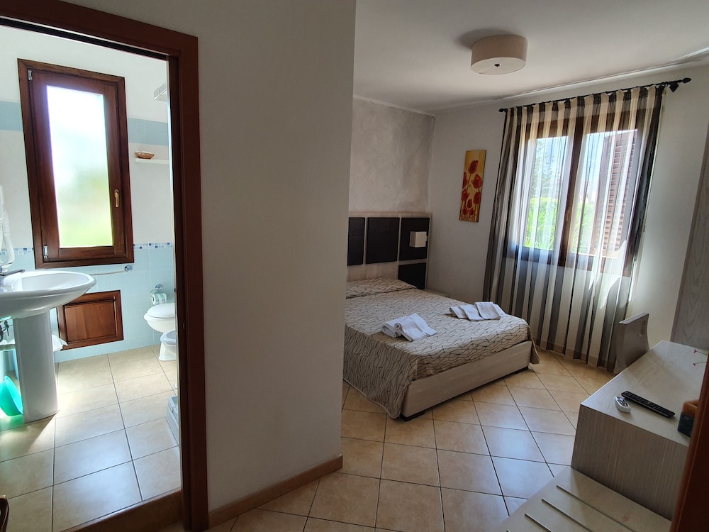 Double Room, 1 Queen Bed photo 3