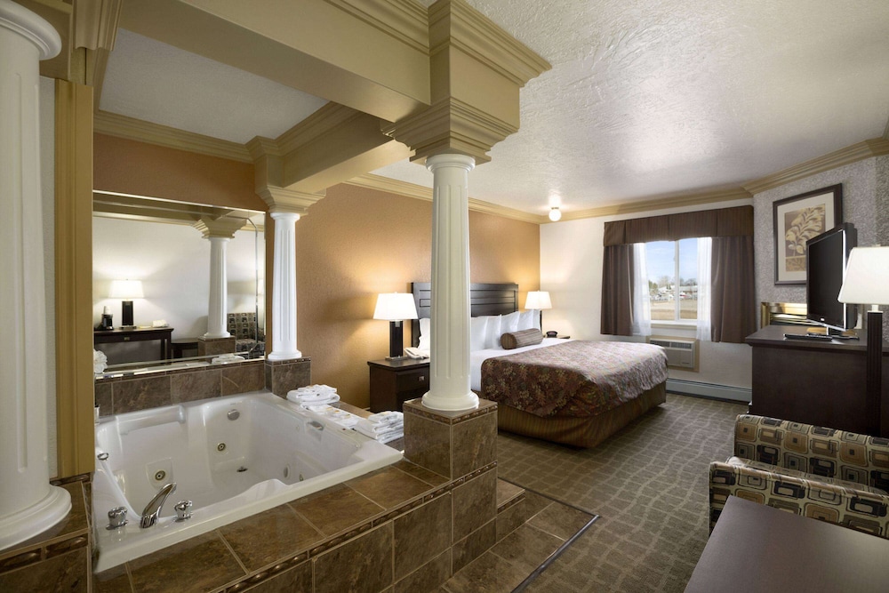 Room, 1 King Bed, Jetted Tub photo 1