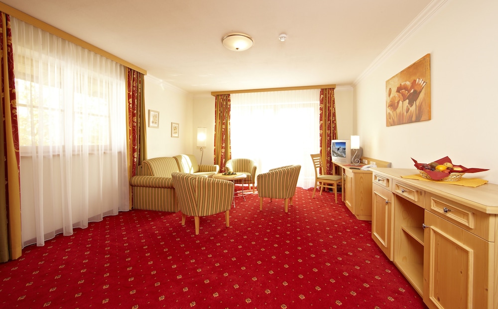 Suite, 1 Queen Bed with Sofa bed, Balcony, Mountain View photo 2
