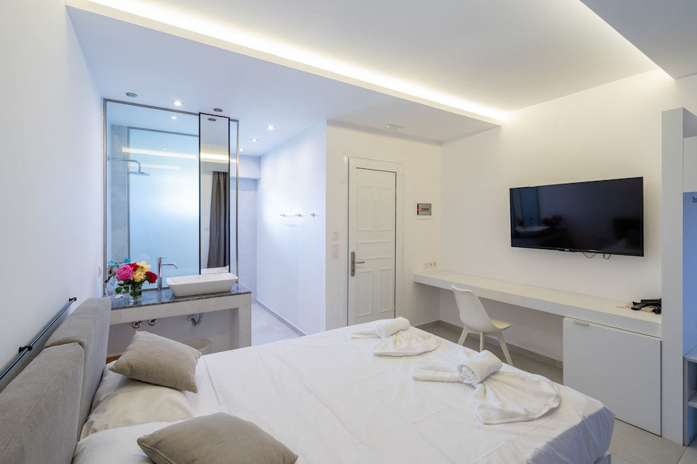 Deluxe Double Room, Pool View - Photo 1