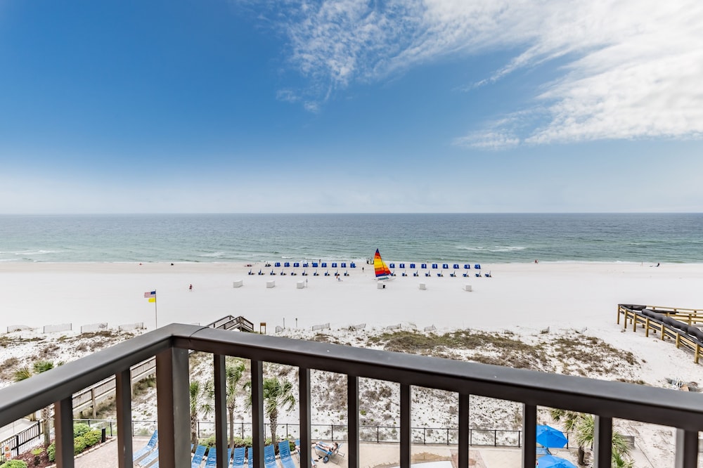 2 Queens direct beach front studio, balcony - Photo 8