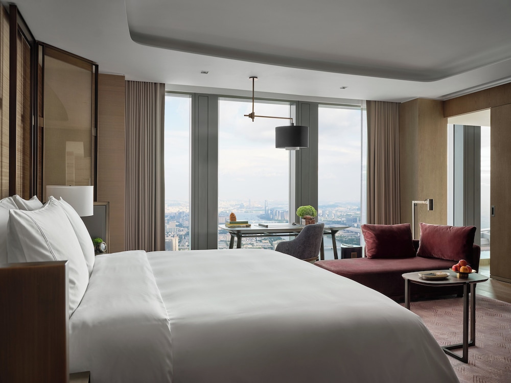 Premier Room, 1 King Bed - Photo 4