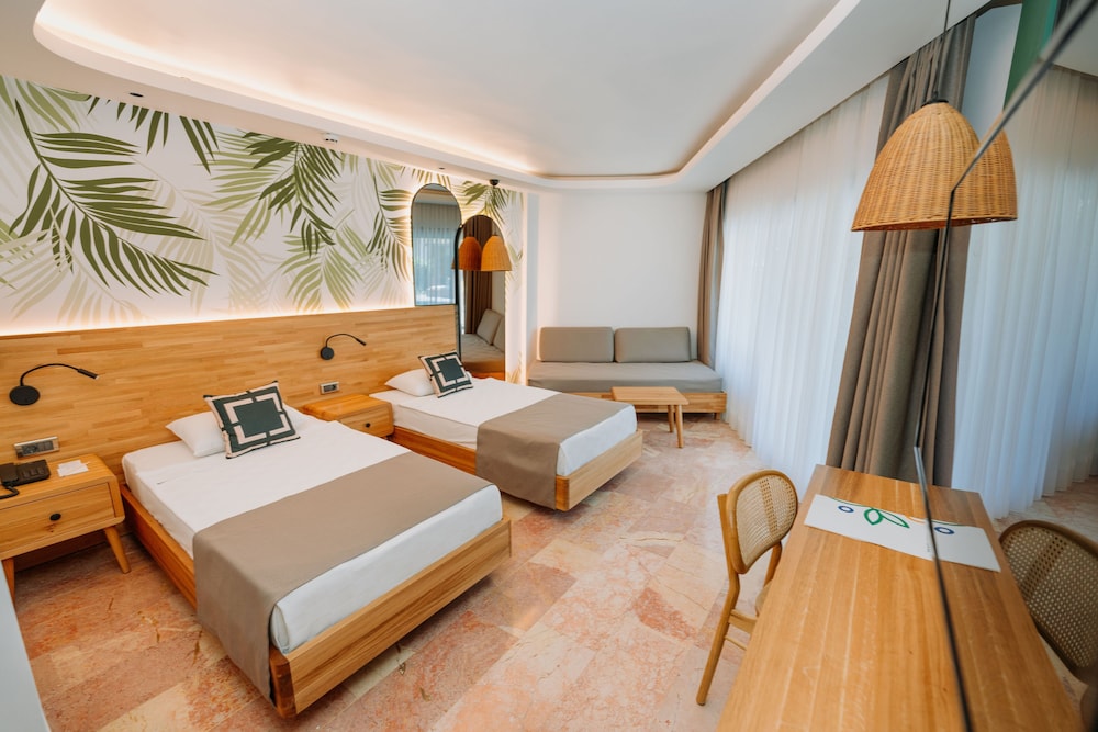 Lagoon Swim-Up Room - Pool Access photo 2