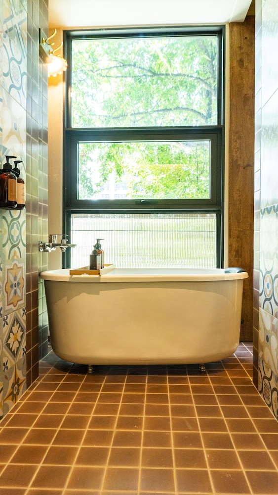 Standard Studio Suite, 1 Bedroom, Non Smoking, Bathtub photo 3