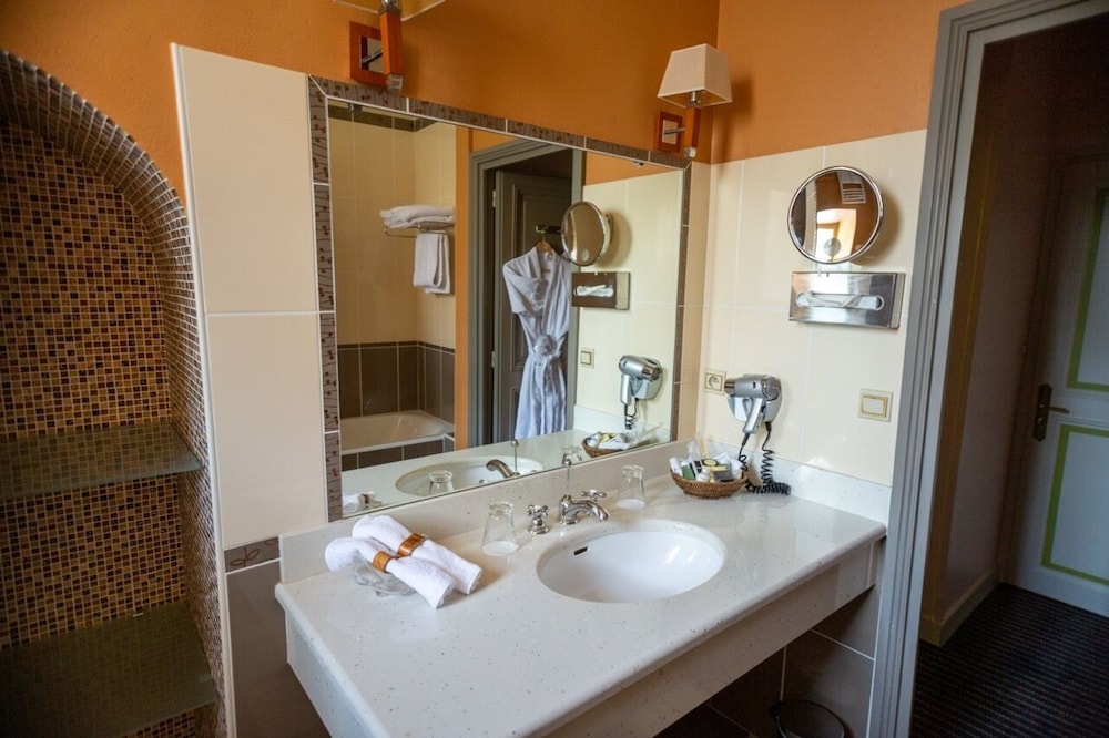 Luxury Triple Room, Ensuite, Courtyard View (Jeanne D'albret) - Photo 8