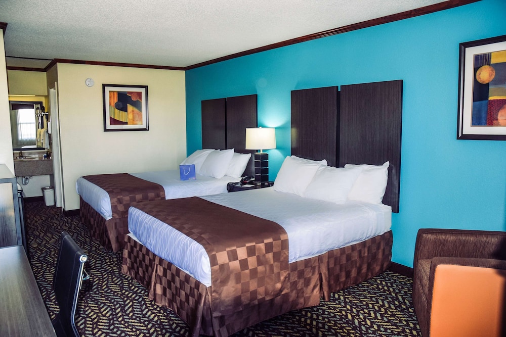 Standard Room, 2 Queen Beds, Non Smoking, Refrigerator & Microwave photo 2