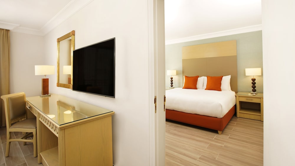 Family Room, 2 Double Beds, Connecting Rooms - Photo 8