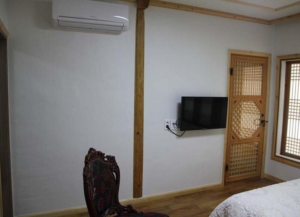 Room (Moonlight Love) photo 3