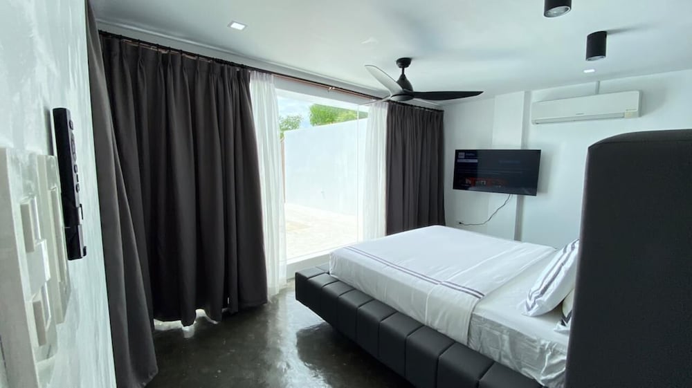 Executive Suite - Photo 21
