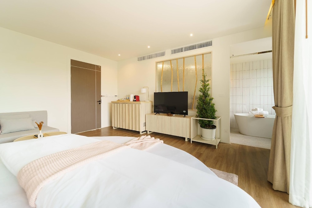 Deluxe Honeymoon Room with Balcony - Photo 3