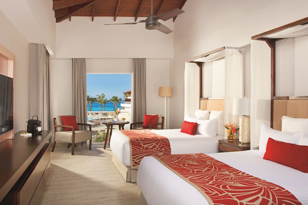 Preferred Club Deluxe Pool/Tropical View Double Bed
