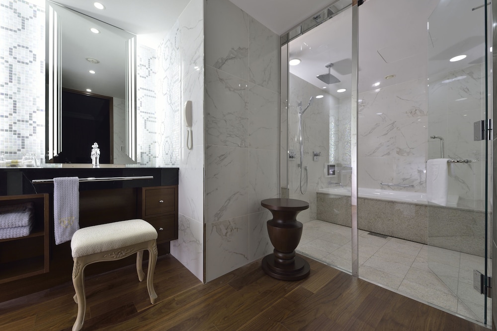 Suite - Photo 10