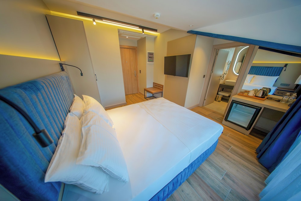 Deluxe Room, 1 Queen Bed, Balcony, City View photo 2