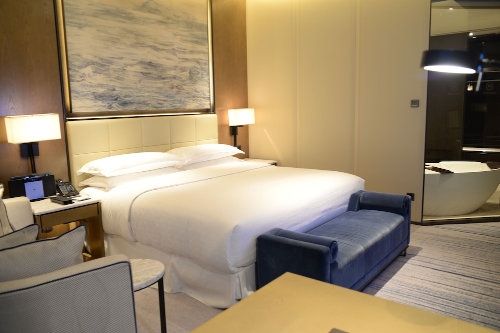 Club Room, 1 King Bed, City View photo 3
