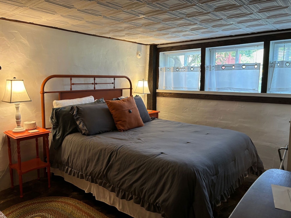 Economy Double Room, Private Bathroom, Courtyard View (Tracks & Trails)