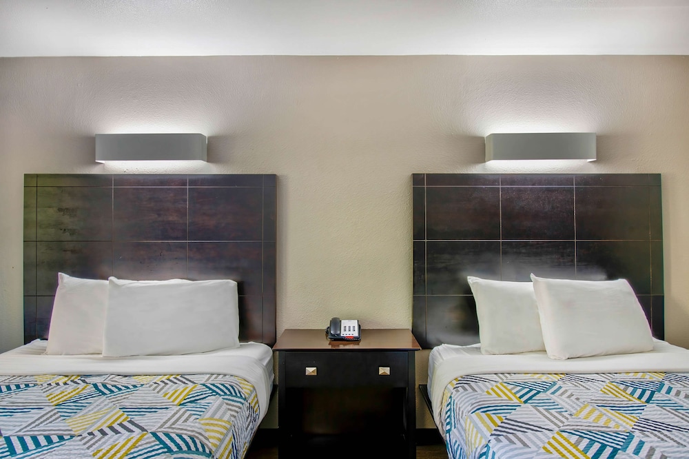 Deluxe Room, Multiple Beds, Accessible, Non Smoking - Photo 4