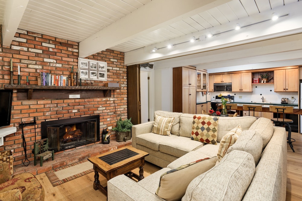 Standard Condo, 2 Bedrooms, Fireplace (Chateau Dumont 2)