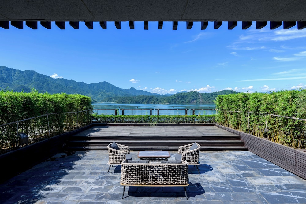 Deluxe Suite, 1 King Bed, Lake View - Photo 4