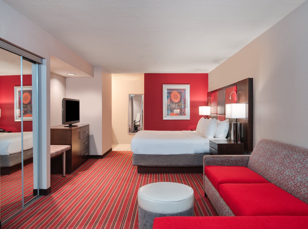 Premium Room, 1 King Bed, Roll-in Shower, Non Smoking (Communications, Roll-In Shower) - Photo 3
