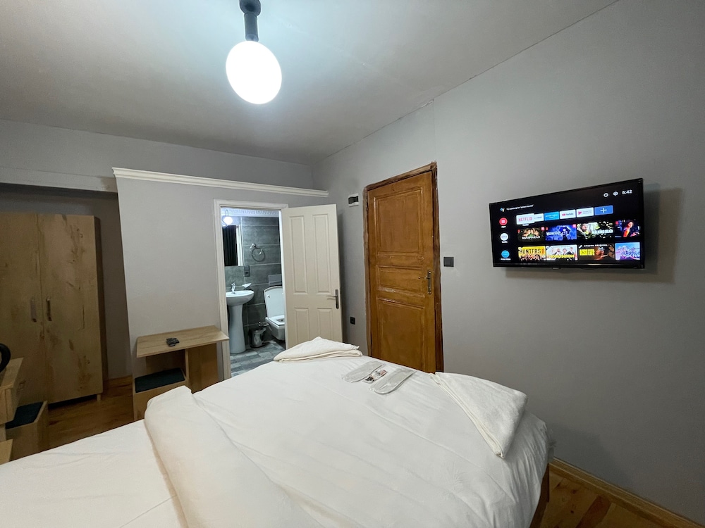 Standard Room, 1 Queen Bed, Non Smoking photo 3