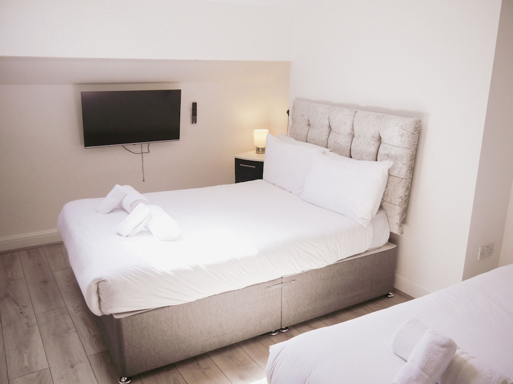 Suite, 2 Double Beds, Ensuite photo 2