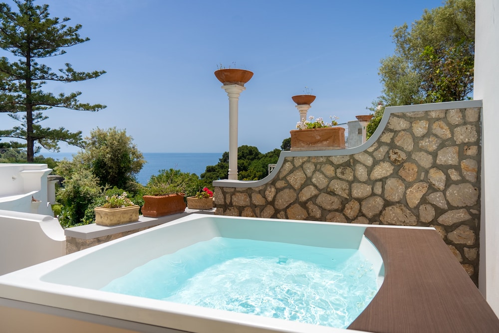 Deluxe Double or Twin Room, Partial Sea View