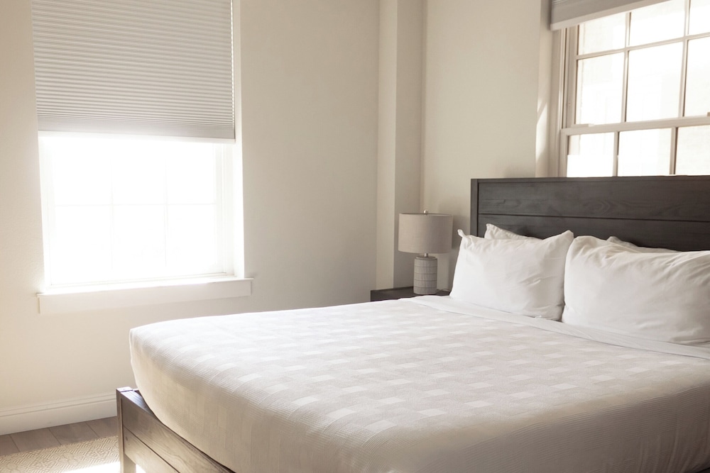 Premier Suite, 1 King Bed photo 3
